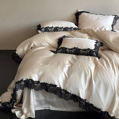 Luxe Satin Bett-Ensemble mit aufwendiger Spitzenapplikation und Euro-Kissenbezug