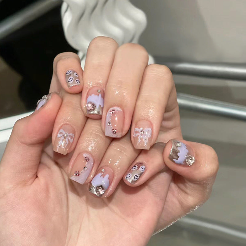 Künstlerisches Press-On-Nagelset mit Blumen- und Herzdesigns Brehn