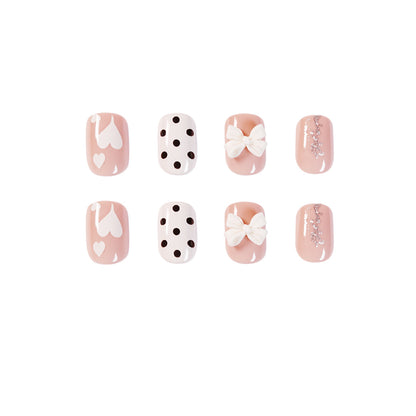 Kunstvolle Nagelkunst mit zarten Blüten- und Herzmotiven Brehn
