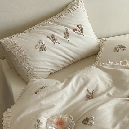Baumwoll-Bettwäschegarnitur mit zarter Blumenstickerei und Volantrand