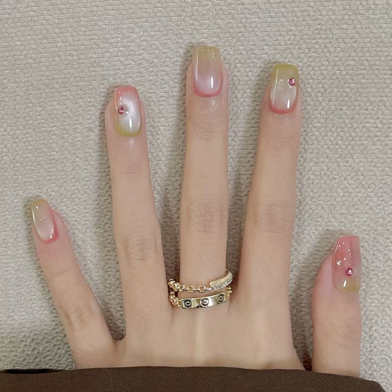 Künstliche Kunstfingernägel mit Eleganten Ombre-Effekten und Glitzerakzenten Brehn