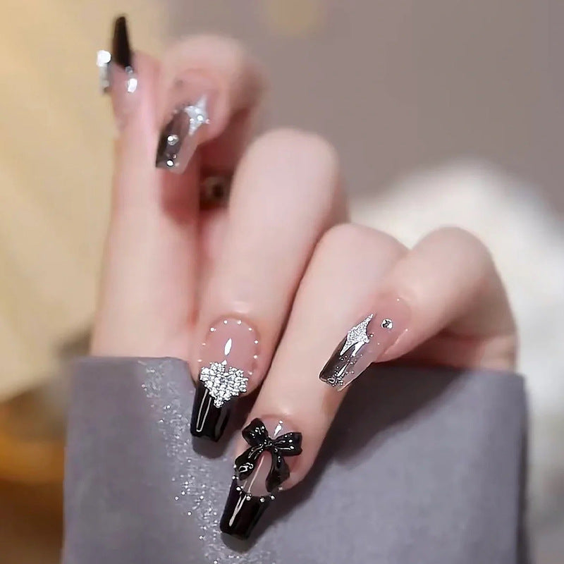 Kunstnagelset mit glamourösen 3D-Verzierungen und edlen Akzenten Brehn