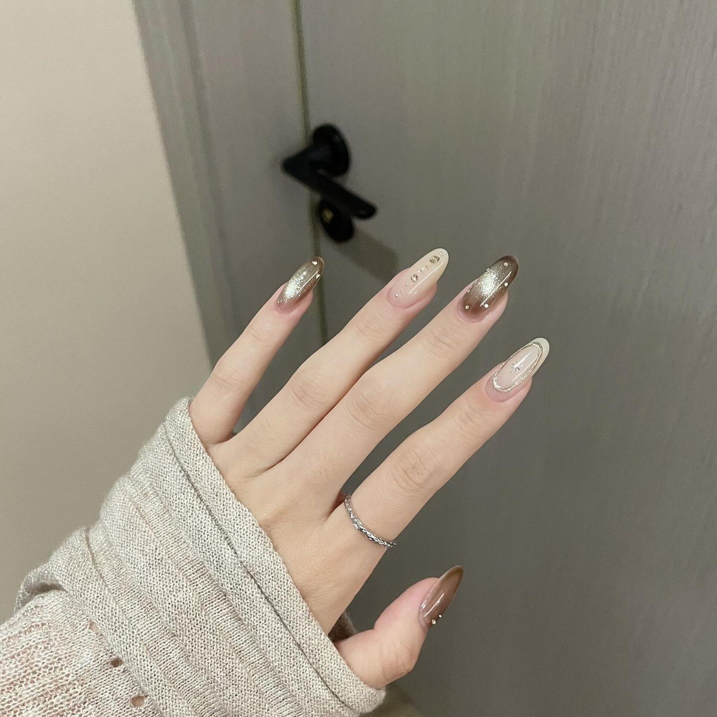Kunstnägel mit Glitzer- und Sternendesign Brehn