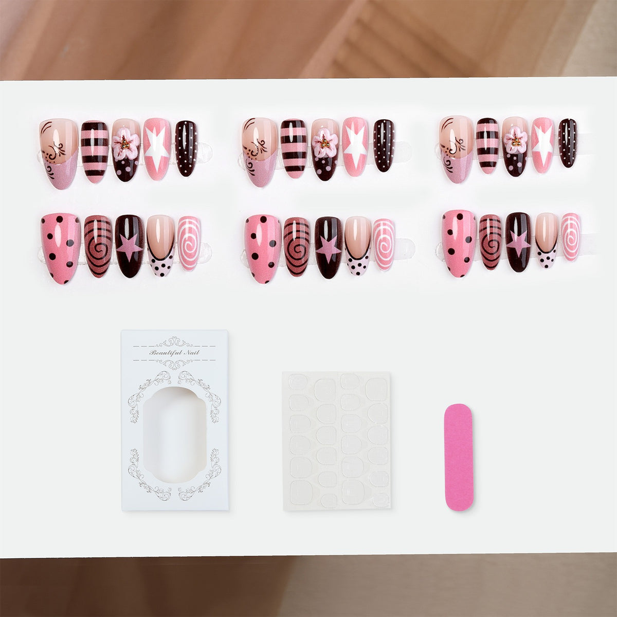 Kunstnagelset mit kreativen Mustern und einzigartigen Designs Brehn