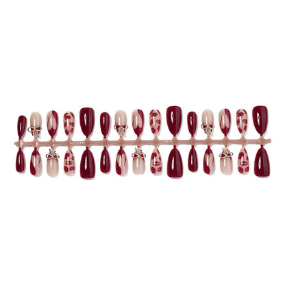 Kunstnagelset mit Glamourösen Verzierungen Brehn