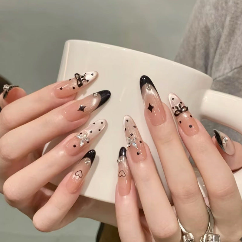Kunstnagelset mit elegantem Schwarz-Weiß-Design und funkelnden Applikationen Brehn