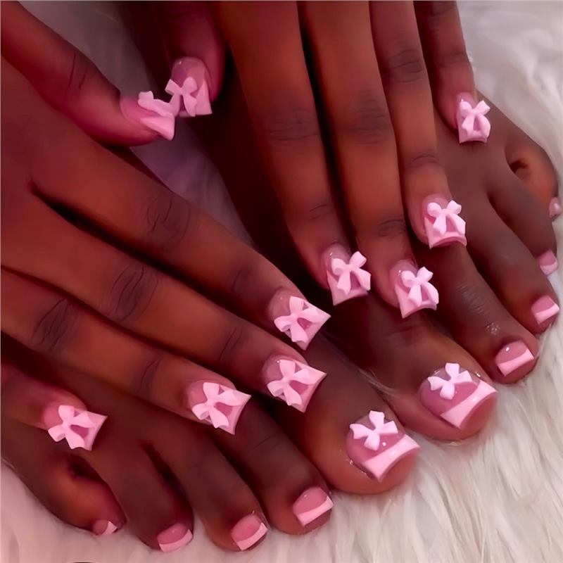 Dekorative Press-On Nagelkunst mit Schleifenakzenten Brehn