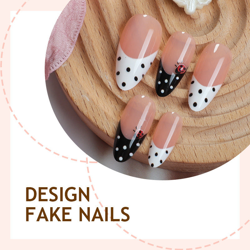 Kunstnagelset mit polka-nervigen Akzenten und funkelnden Details Brehn
