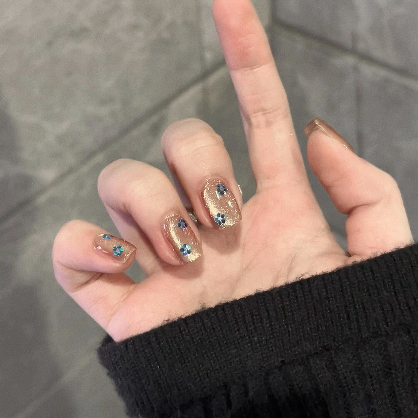 Glitzernde Kunstnägel mit Floralem Design Brehn