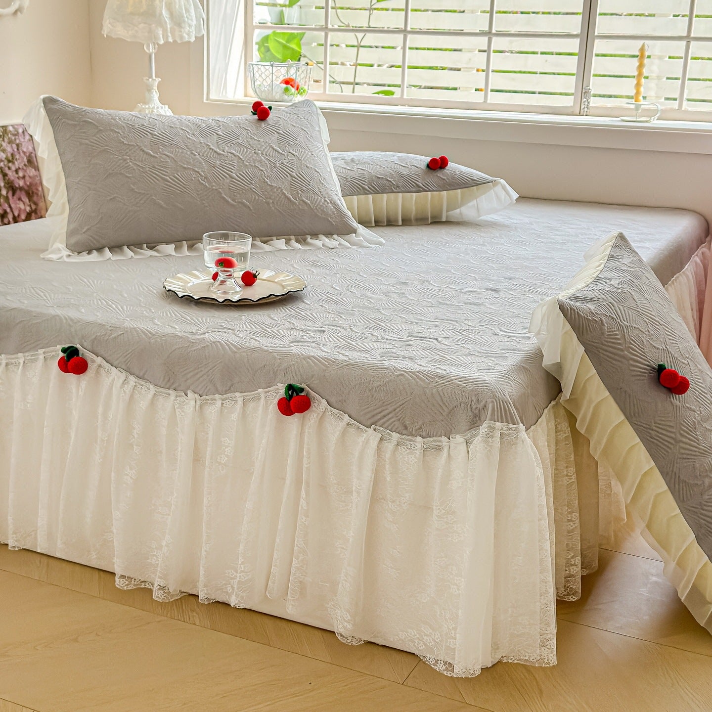 Damen Tagesdecke mit verspieltem Rüschendesign und eleganter Textur Brehn