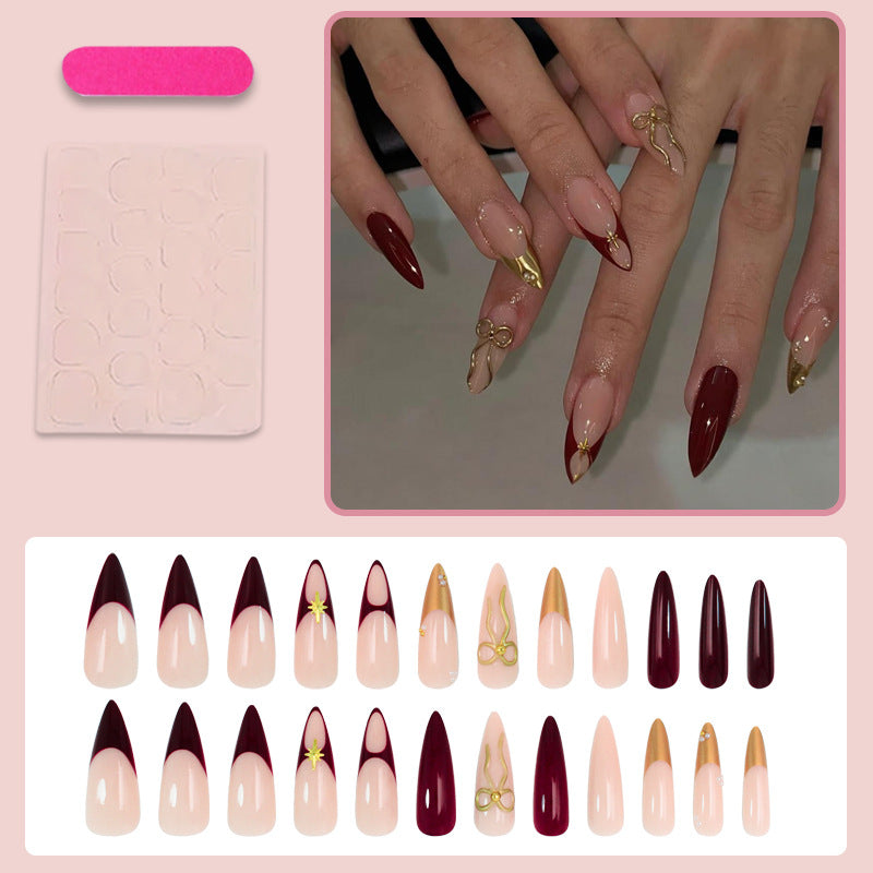 Kunstnagelset mit glamourösen Goldakzenten und eleganten Spitzen Brehn