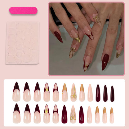 Kunstnagelset mit glamourösen Goldakzenten und eleganten Spitzen Brehn