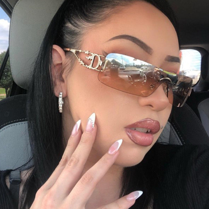 Damen futuristische Sonnenbrille mit hochmodernen Metallakzenten Brehn