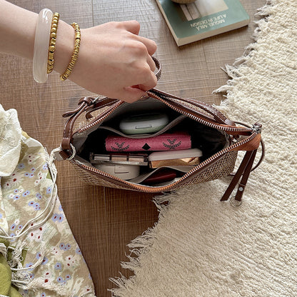 Trendige gepunktete Umhängeclutch