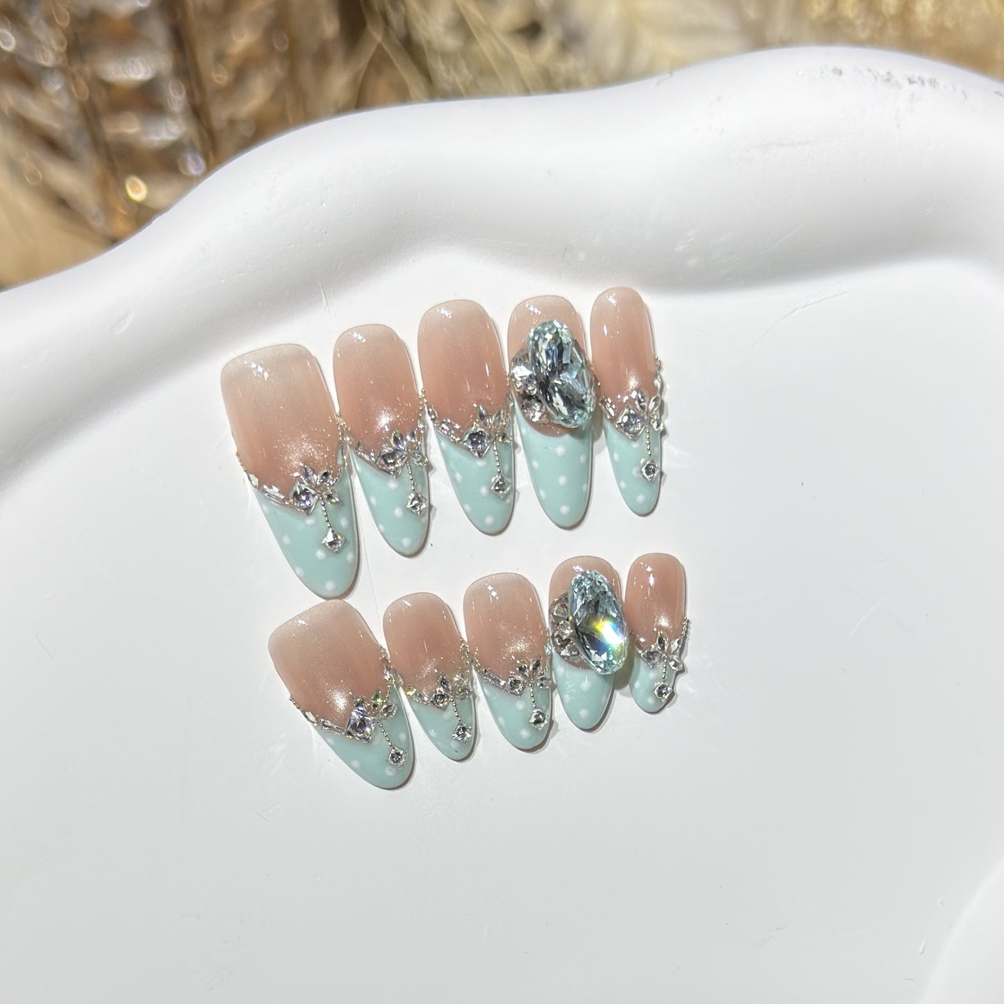 Elegantes dekoratives Press-On-Nagelset mit Edelsteinakzenten Brehn
