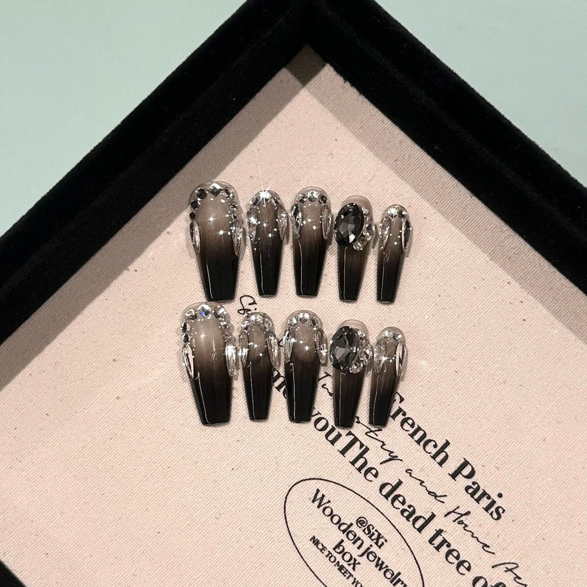 Elegantes Stiletto Press-On Nail Set mit Kristallakzenten