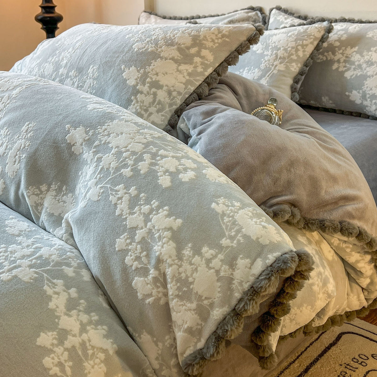 Plüsch Floral-Prägung Samt-Wende Bettbezug Set mit Pom-Pom Besatz