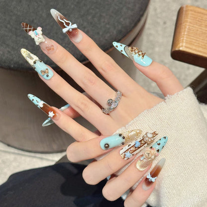 Dekoratives Press-On-Nagelkunst-Set mit verspielten Designs
