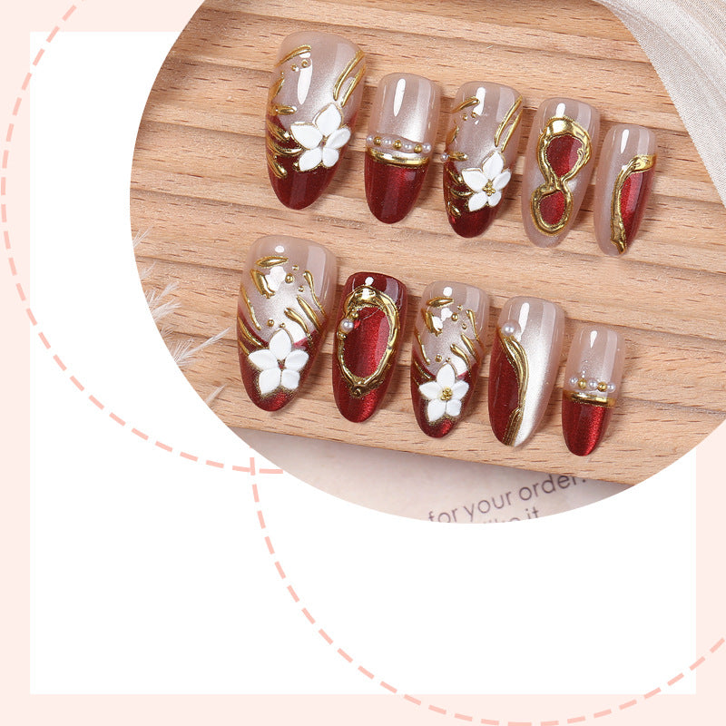 Kunstnagelset mit floralen und glamourösen Goldverzierungen Brehn