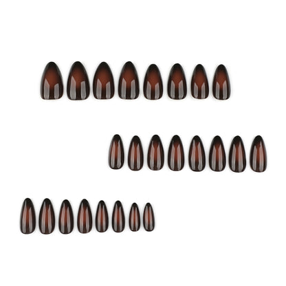 Kunstvolle Stiletto-Nägel mit glänzendem Finish Brehn
