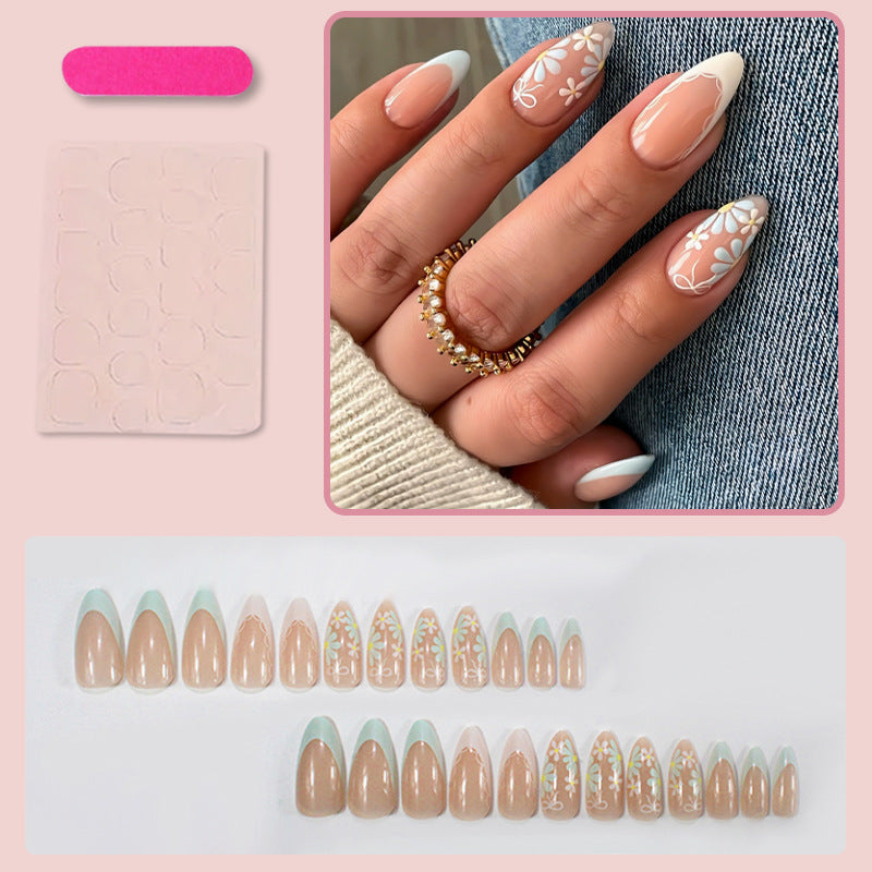 Kunstnagelset mit floralen Akzenten und eleganten Spitzen Brehn