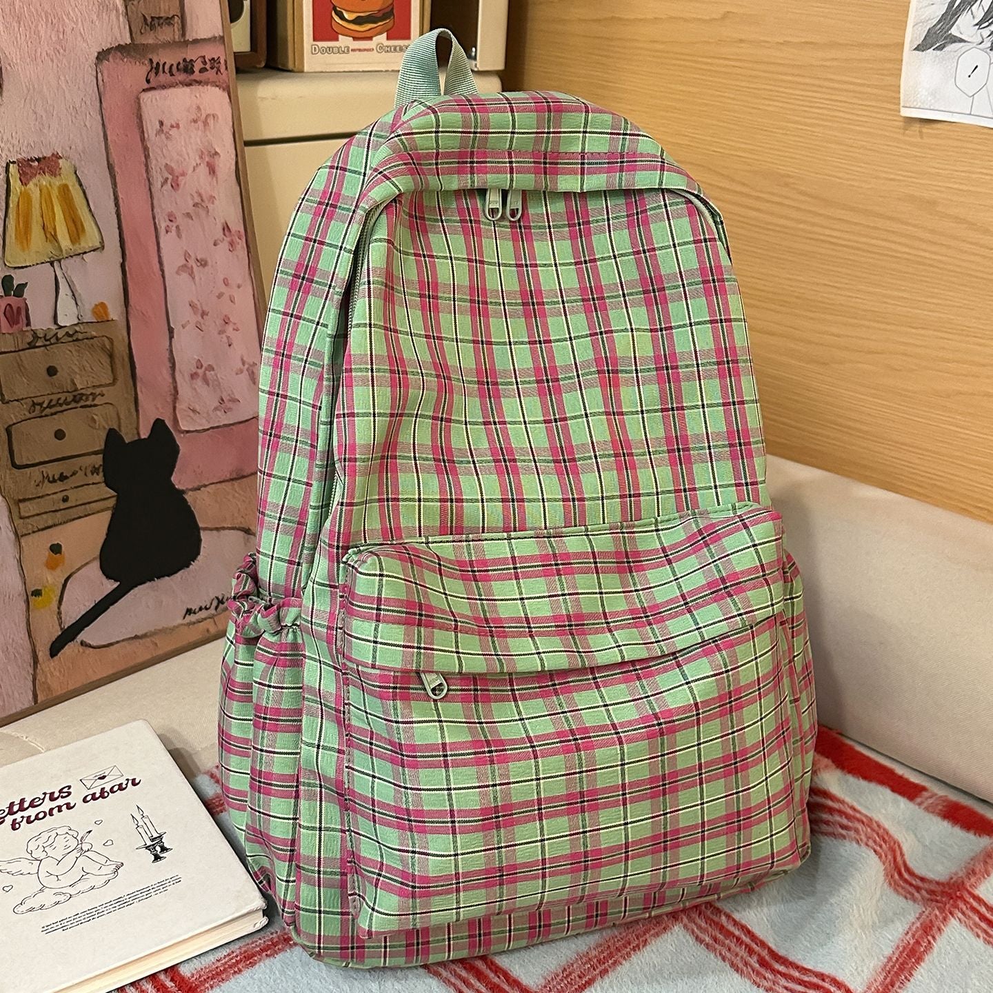 Rucksack mit Praktischem Karomuster und Süßem Plüschanhänger Brehn