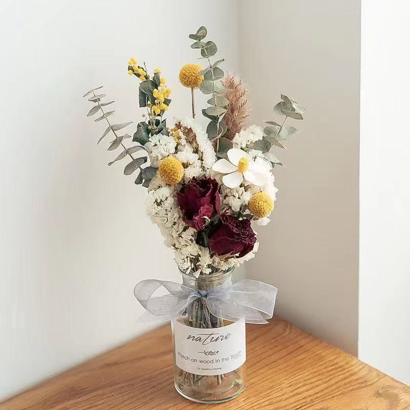 Getrockener Blumenstrauß Arrangierung mit dekorativen Elementen