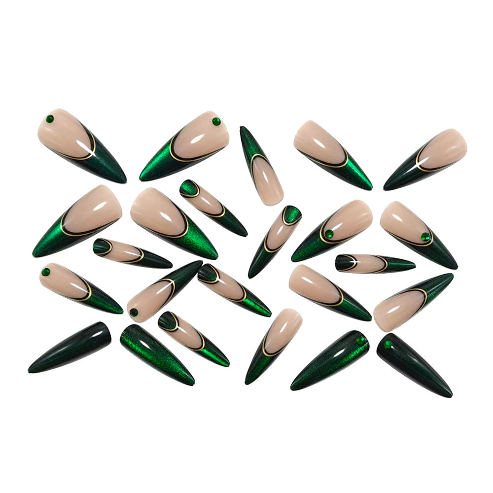 Elegante Kunstnägel mit Glitzer- und Metallverzierungen Brehn