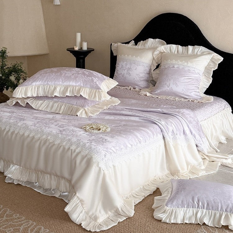 Elegante Schlafzimmergarnitur: Jacquard‑Satin‑Tagesdecke mit Ziervolant und Spitzenblende