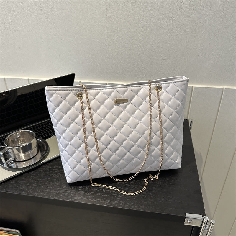 Gepolsterte Handtasche mit Kettenhenkel