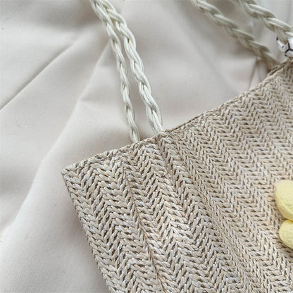 Blumengeschmückte Strohtasche