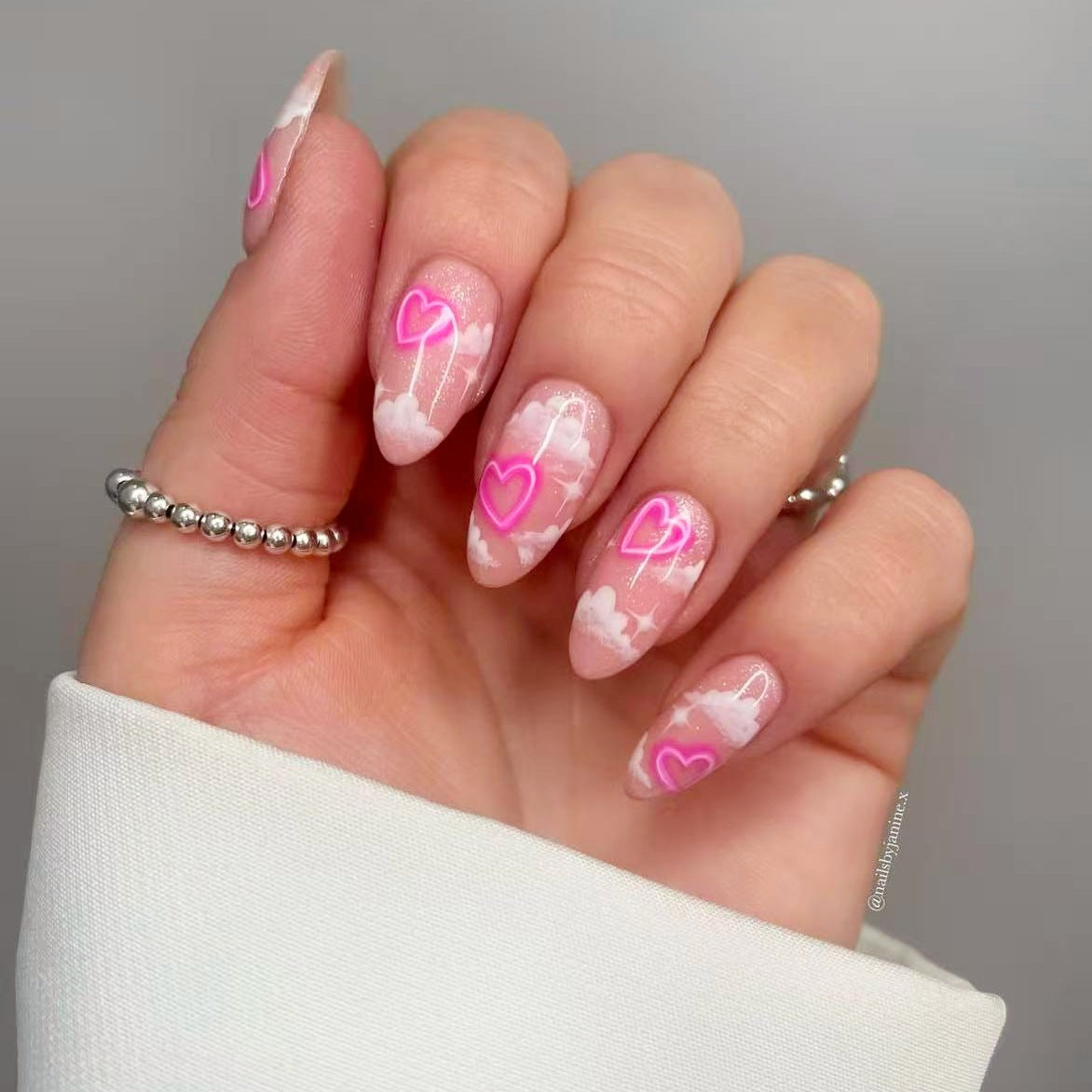 Kunstnagelset mit romantischen Herzakzenten und glitzerndem Finish Brehn