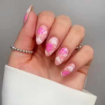 Kunstnagelset mit romantischen Herzakzenten und glitzerndem Finish Brehn