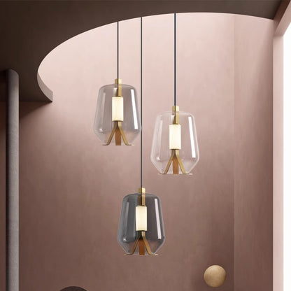 Moderne Tischlampe mit transparentem Glas-Schirm