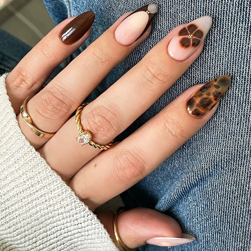 Kreatives Kunstnagelset mit floralem und Leoparden-Muster Brehn