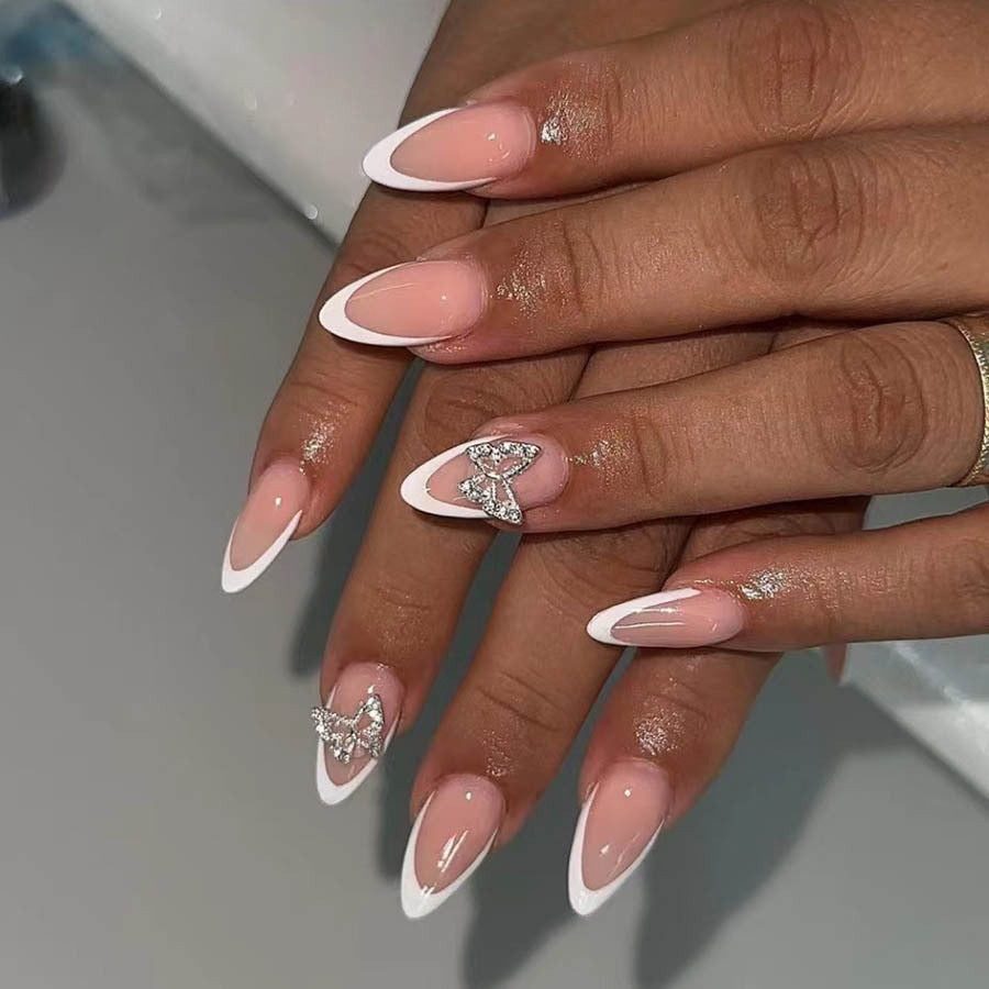Kunstnagelset mit elegantem French Design und strassverzierten Akzenten Brehn