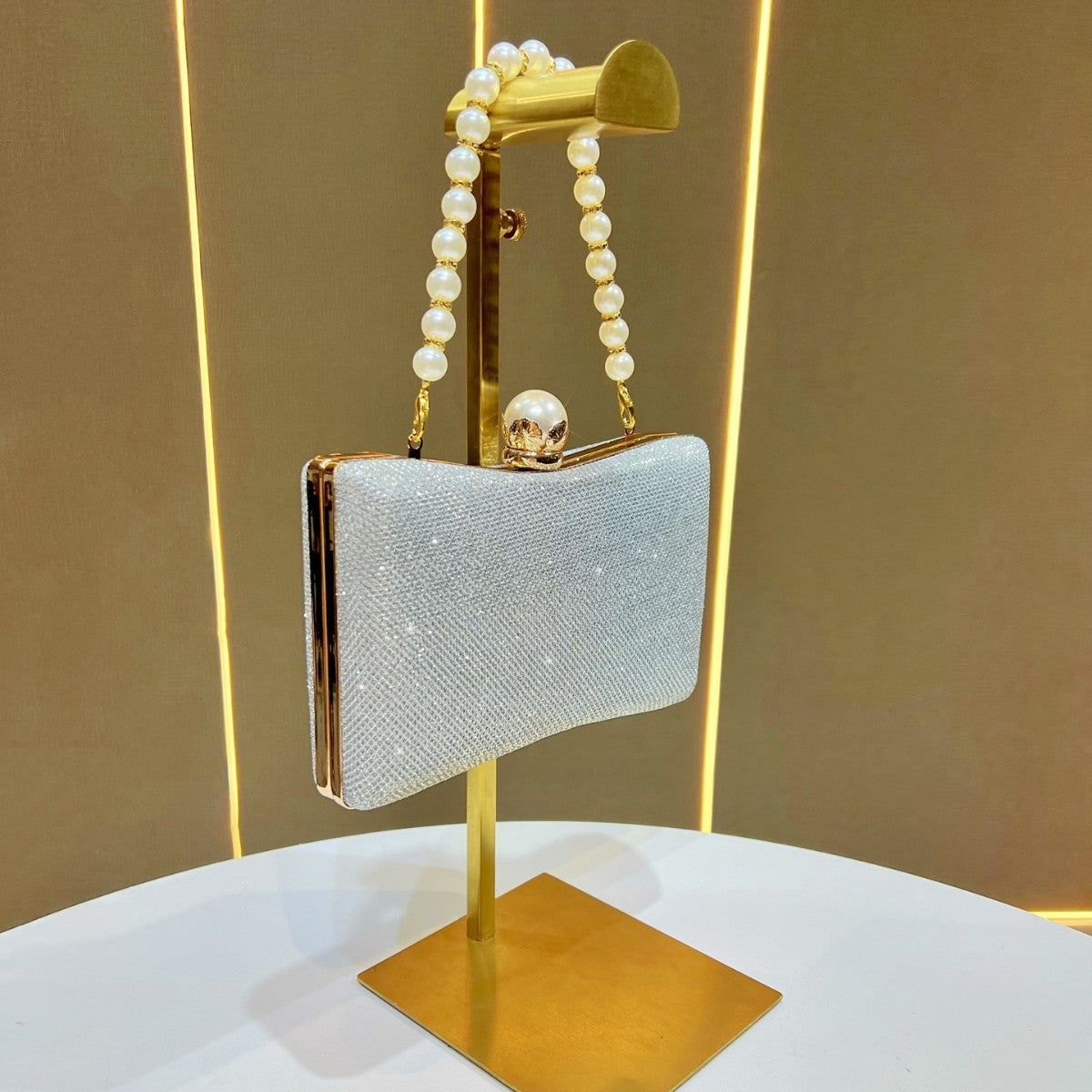 strass-verzierte Abendtasche