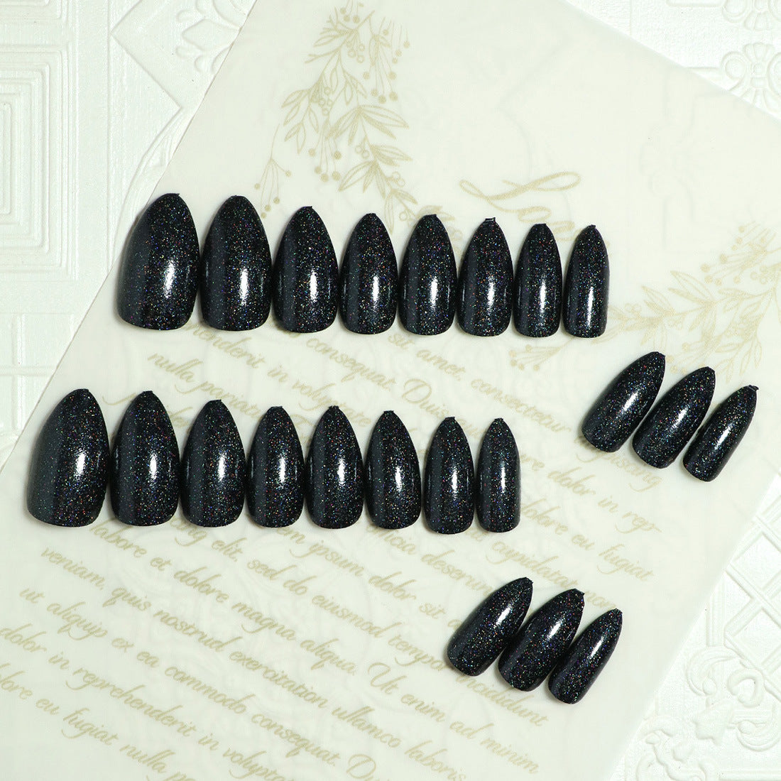 Glamouröse Stiletto Press-On Nägel mit Glitzerfinish Brehn