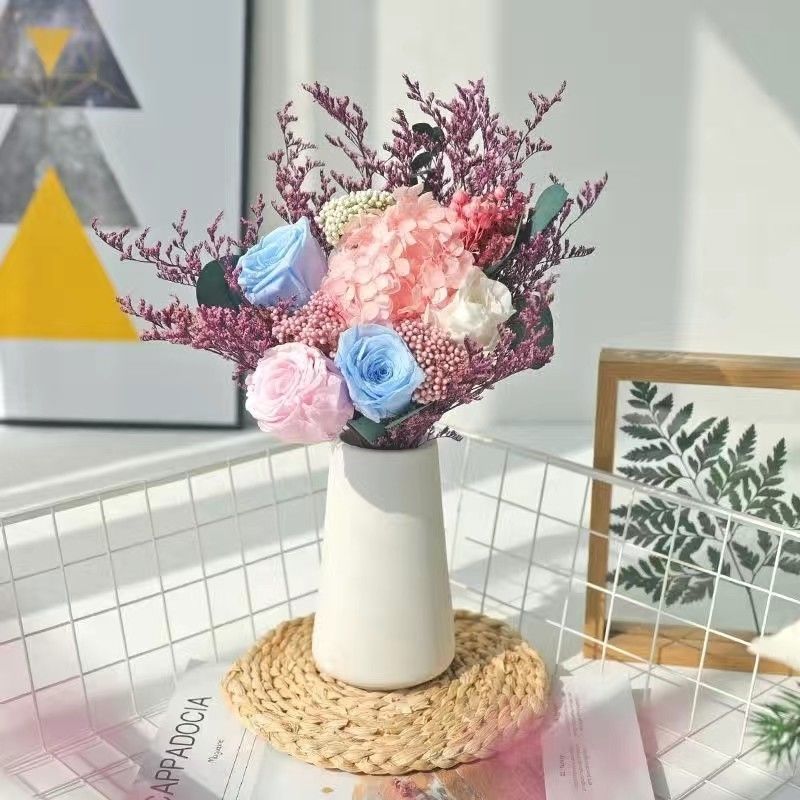 Eleganter Trockenblumenstrauß mit dekorativer Vase