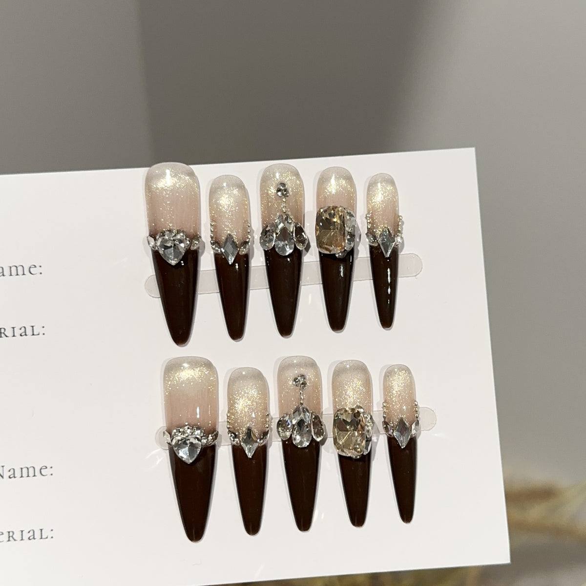 Elegante Stiletto Press-On Nagelset mit Strassakzenten