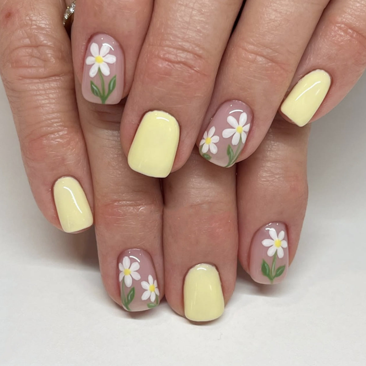 Kunstvolle Nagelverlängerungen mit eleganten Blumen-Design Brehn