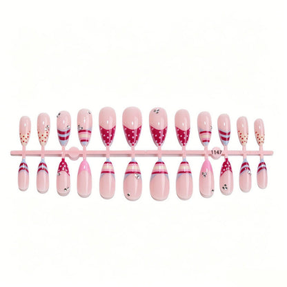 Kreatives Press-On Nagelset mit dekorativen Mustern