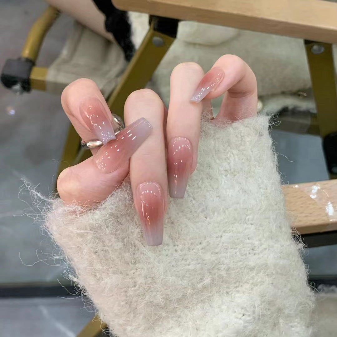 Glamouröse Kunstfingernägel mit Zarten Blüten- und Glitzereffekten Brehn