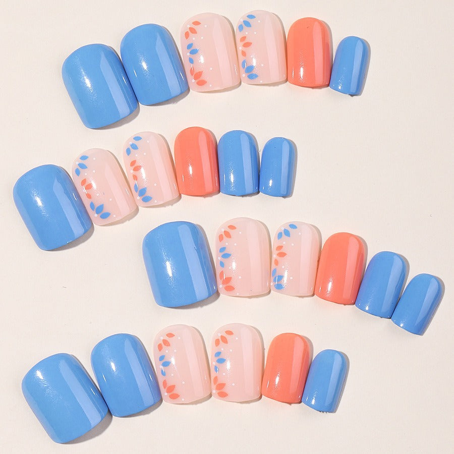 Kreatives Nagelset mit floralem und glamorösem Design Brehn