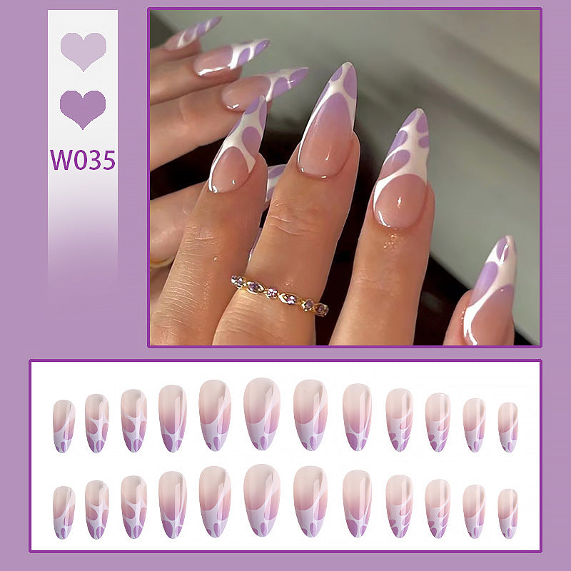 Kunstvolle Nagelspitzen mit elegantem Muster Brehn