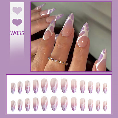 Kunstvolle Nagelspitzen mit elegantem Muster Brehn