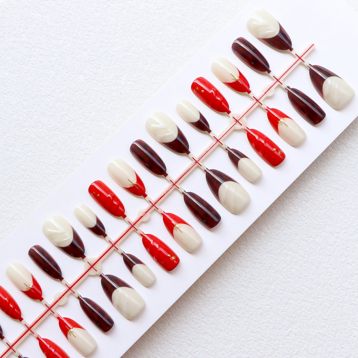 Dekorativer Press-On-Nagelkunst-Set mit einzigartigen Mustern Brehn
