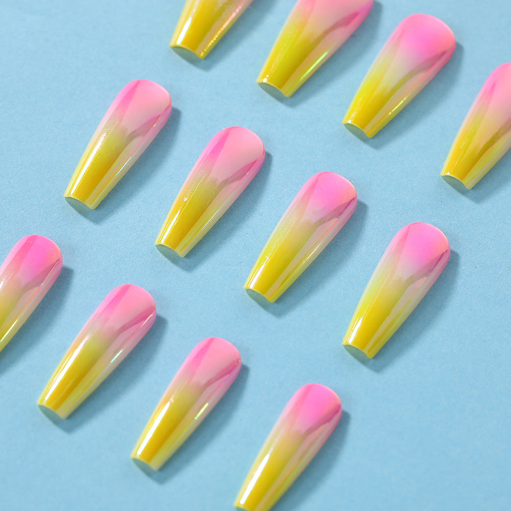 Künstliche Nagelspitzen im modernen Ombre-Design Brehn
