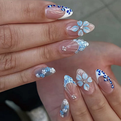 Kunstnagelset mit exquisiten blauen Blüten- und Glitzerverzierungen Brehn