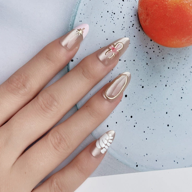Künstlerisches Press-On-Nagelset mit eleganten floralen Akzenten Brehn